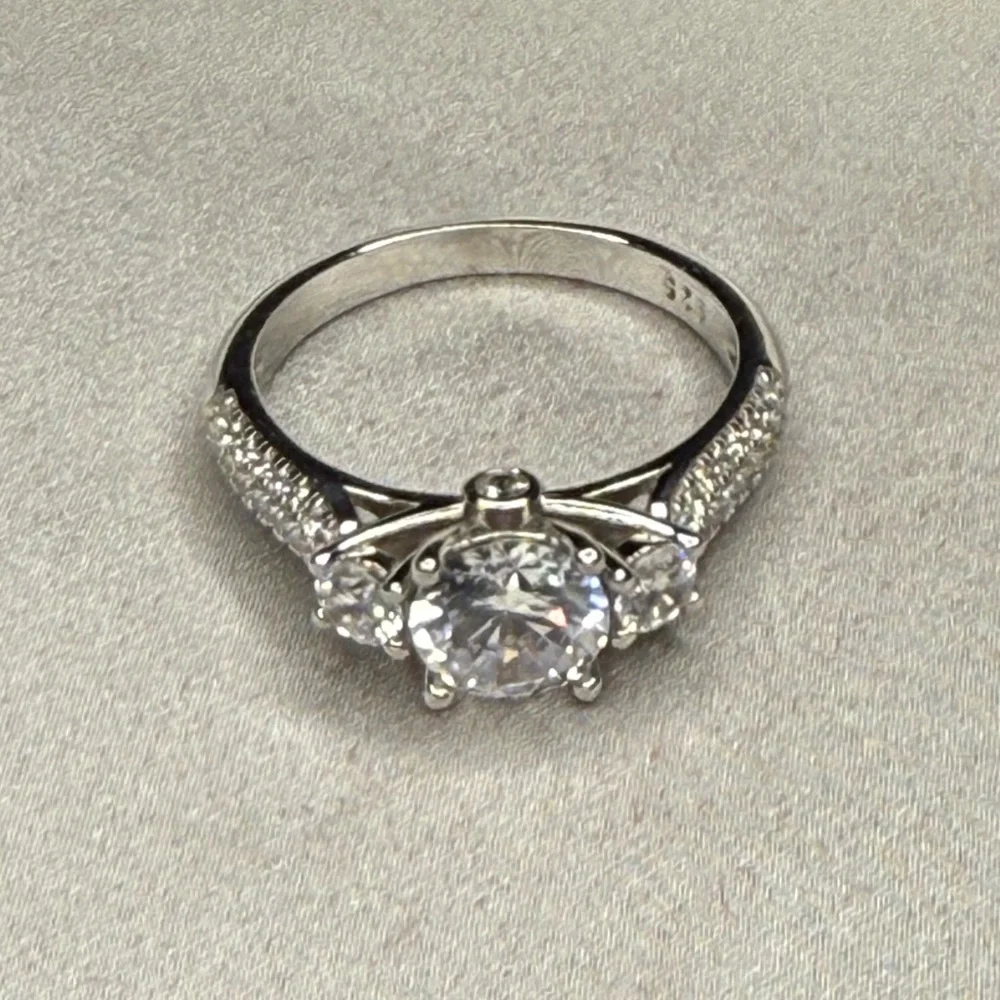 Elegant Silver Ring with Moisanite diamond - Picture 2 of 3